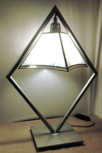 lampe à poser blanche en vitrail Tiffany, luminaire fabrication ArteVitro