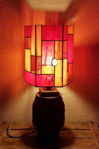 lampe à poser rouge en vitrail Tiffany, luminaire fabrication ArteVitro
