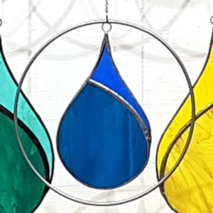 attrape-soleil bleu roi en vitrail Tiffany, suspension mobile fabrication ArteVitro