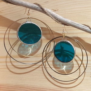 grandes créoles turquoises en verre, bijoux en vitrail Tiffany fabrication ArteVitro