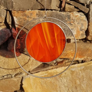 attrape-soleil orange en vitrail Tiffany, suspension mobile fabrication ArteVitro