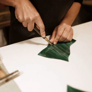 Vitrail Tiffany, découpe du verre dans l'atelier-boutique ArteVitro - Mel Riondel (Chilhac, Haute-Loire)
