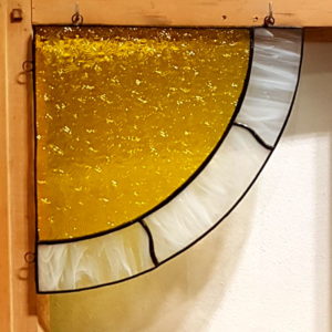 coin de fenêtre jaune et blanc en vitrail Tiffany, fabrication ArteVitro
