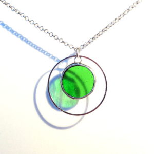 collier vert en verre, bijou en vitrail Tiffany fabrication ArteVitro