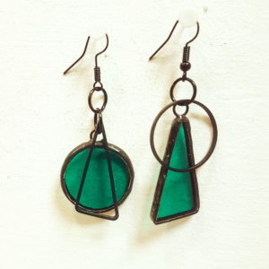 boucles d'oreilles asymétriques turquoises en verre, bijoux en vitrail Tiffany fabrication ArteVitro
