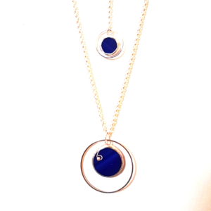 collier dos nu bleu en verre, bijou en vitrail Tiffany fabrication ArteVitro