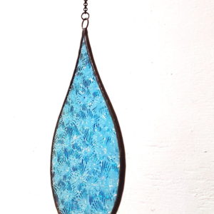 attrape-soleil bleu en vitrail Tiffany, suspension mobile fabrication ArteVitro