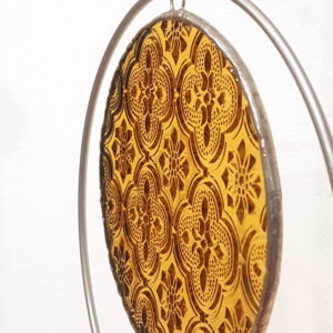 attrape-soleil ambre en vitrail Tiffany, suspension mobile fabrication ArteVitro