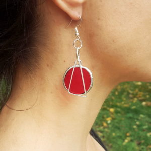 boucles d'oreilles asymétriques rouges en verre, bijoux en vitrail Tiffany fabrication ArteVitro