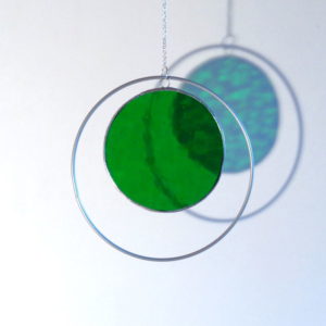 attrape-soleil vert en vitrail Tiffany, suspension mobile fabrication ArteVitro