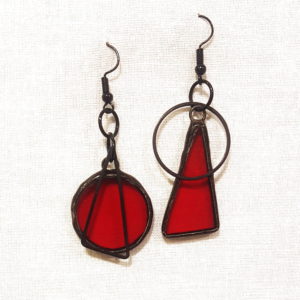 boucles d'oreilles asymétriques rouges en verre, bijoux en vitrail Tiffany fabrication ArteVitro