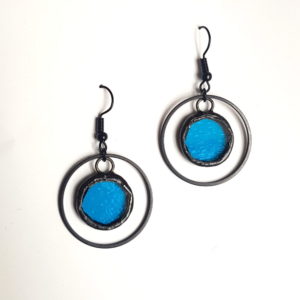 petites créoles bleues en verre, bijoux en vitrail Tiffany fabrication ArteVitro
