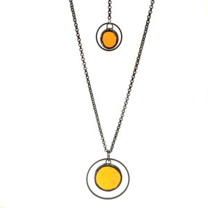 collier dos nu ambre en verre, bijou en vitrail Tiffany fabrication ArteVitro
