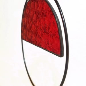 attrape-soleil rouge en vitrail Tiffany, suspension mobile fabrication ArteVitro