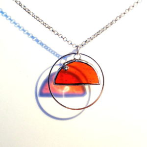 collier orange en verre, bijou en vitrail Tiffany fabrication ArteVitro