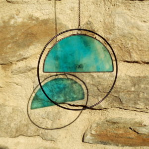 attrape-soleil bleu en vitrail Tiffany, suspension mobile fabrication ArteVitro