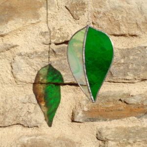 attrape-soleil vert en vitrail Tiffany, suspension mobile fabrication ArteVitro