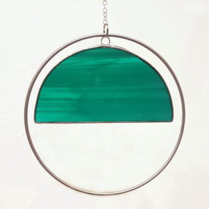 attrape-soleil vert canard en vitrail Tiffany, suspension mobile fabrication ArteVitro