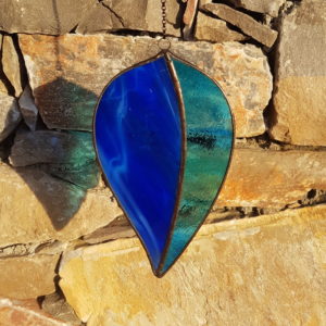 attrape-soleil bleu roi en vitrail Tiffany, suspension mobile fabrication ArteVitro