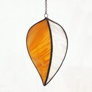 attrape-soleil ambre en vitrail Tiffany, suspension mobile fabrication ArteVitro