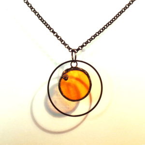 collier ambre en verre, bijou en vitrail Tiffany fabrication ArteVitro