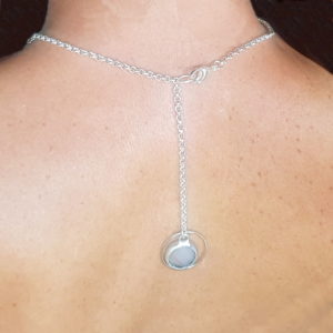 collier dos nu blanc en verre, bijou en vitrail Tiffany fabrication ArteVitro