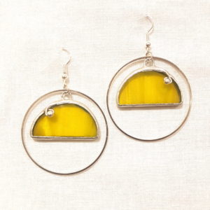 créoles jaunes en verre, bijoux en vitrail Tiffany fabrication ArteVitro