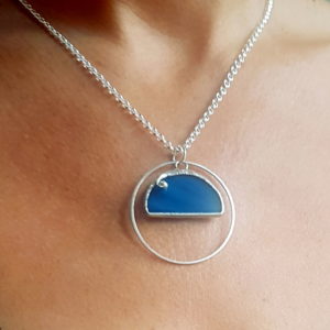 collier dos nu bleu en verre, bijou en vitrail Tiffany fabrication ArteVitro