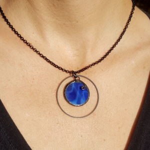 collier bleu en verre, bijou en vitrail Tiffany fabrication ArteVitro