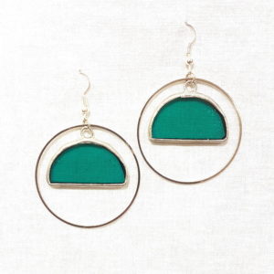 créoles turquoises en verre, bijoux en vitrail Tiffany fabrication ArteVitro