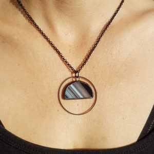 collier noir en verre, bijou en vitrail Tiffany fabrication ArteVitro
