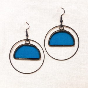 créoles bleues en verre, bijoux en vitrail Tiffany fabrication ArteVitro