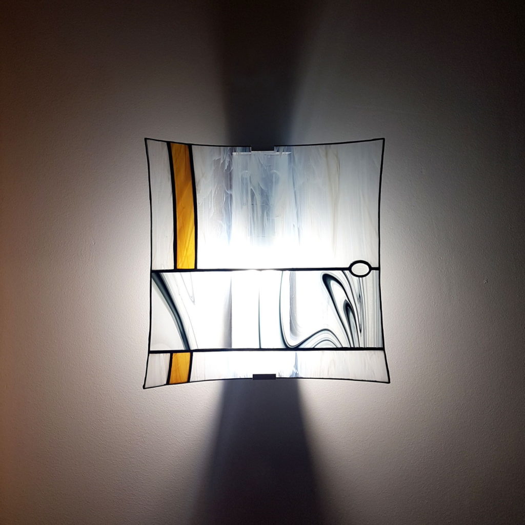 applique noir & blanc en vitrail Tiffany, luminaire fabrication ArteVitro