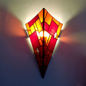 applique rouge en vitrail Tiffany, luminaire fabrication ArteVitro
