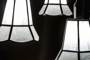 suspension blanche guinguette en vitrail Tiffany, luminaire fabrication ArteVitro