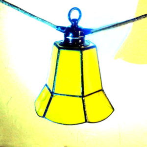 suspension jaune guinguette en vitrail Tiffany, luminaire fabrication ArteVitro