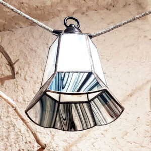 suspension noir & blanc guinguette en vitrail Tiffany, luminaire fabrication ArteVitro