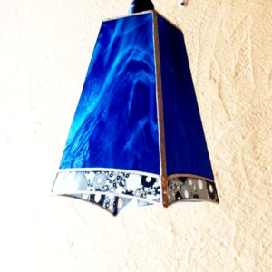 suspension bleue en vitrail Tiffany, luminaire fabrication ArteVitro