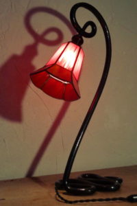 lampe à poser rouge en vitrail Tiffany, luminaire fabrication ArteVitro