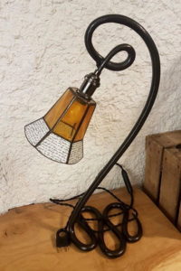 lampe à poser ambre en vitrail Tiffany, luminaire fabrication ArteVitro