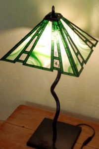 lampe à poser verte en vitrail Tiffany, luminaire fabrication ArteVitro