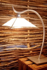 lampe à poser blanche en vitrail Tiffany, luminaire fabrication ArteVitro