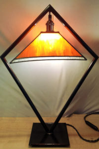 lampe à poser orange en vitrail Tiffany, luminaire fabrication ArteVitro