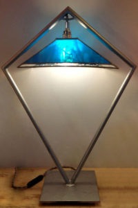 lampe à poser bleue en vitrail Tiffany, luminaire fabrication ArteVitro