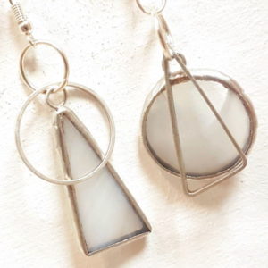 boucles d'oreilles asymétriques blanches en verre, bijoux en vitrail Tiffany fabrication ArteVitro
