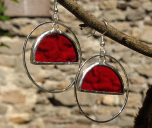 créoles rouges en verre, bijoux en vitrail Tiffany fabrication ArteVitro