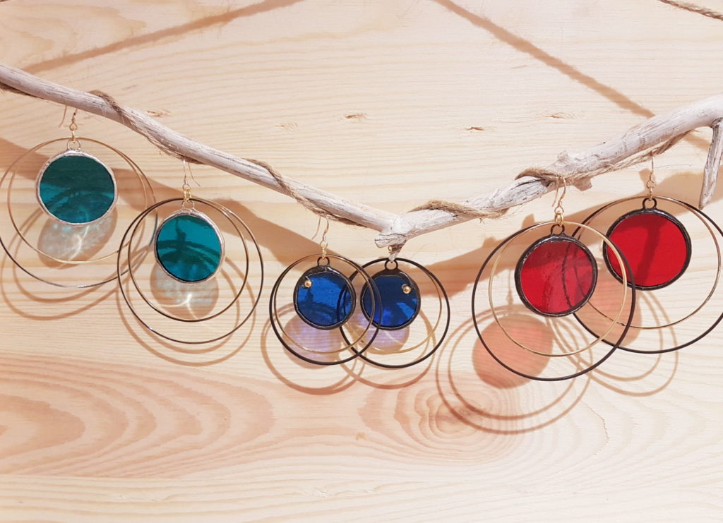 grandes créoles en verre, bijoux en vitrail Tiffany fabrication ArteVitro