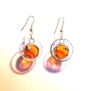 petites créoles ambre en verre, bijoux en vitrail Tiffany fabrication ArteVitro