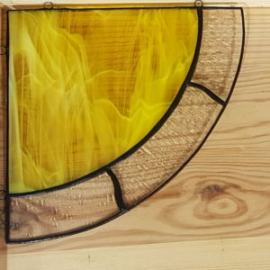 coin de fenêtre jaune en vitrail Tiffany, fabrication ArteVitro