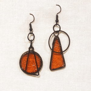 boucles d'oreilles asymétriques ambre en verre, bijoux en vitrail Tiffany fabrication ArteVitro